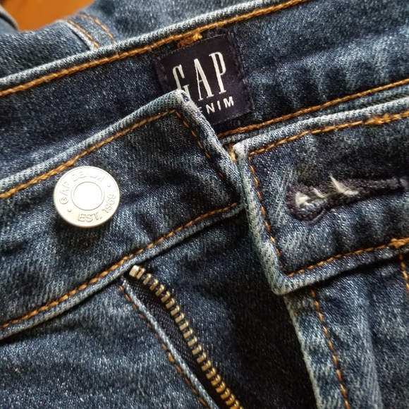 GAP Shorts - Picture 3 of 9